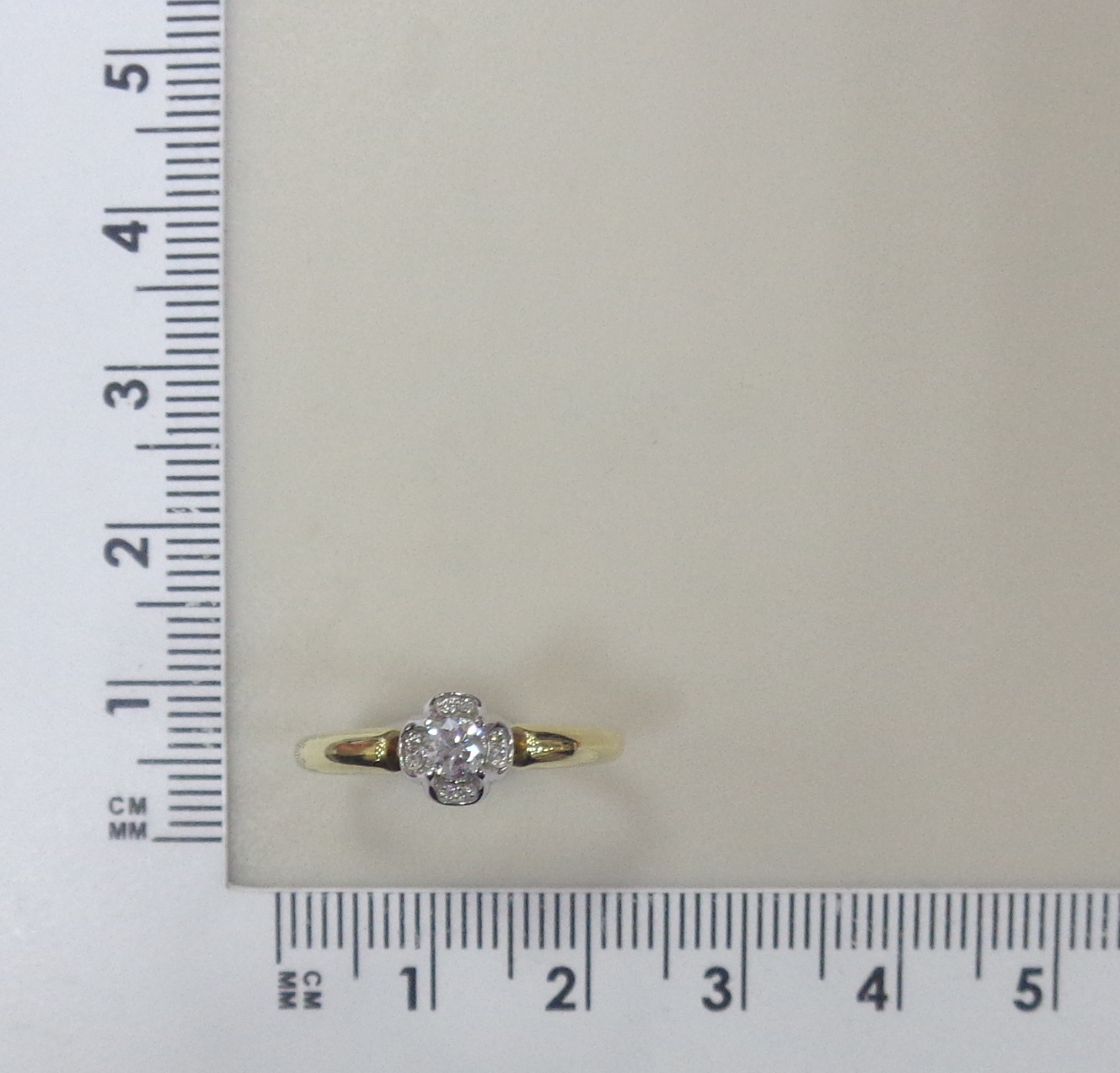 Золотое кольцо 585 пробы; желтое золото; родий; вставки 1 Бр.Кр-57 0,152 3/6А; 8 Бр.Кр-57 0,017 3/6А